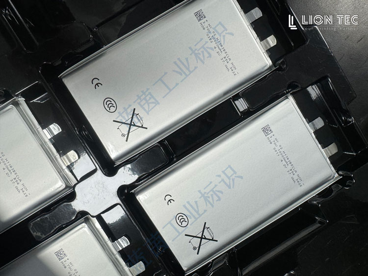 UV噴碼機替代小字符鋰電池應用 給客戶送樣，兩種效果對比
